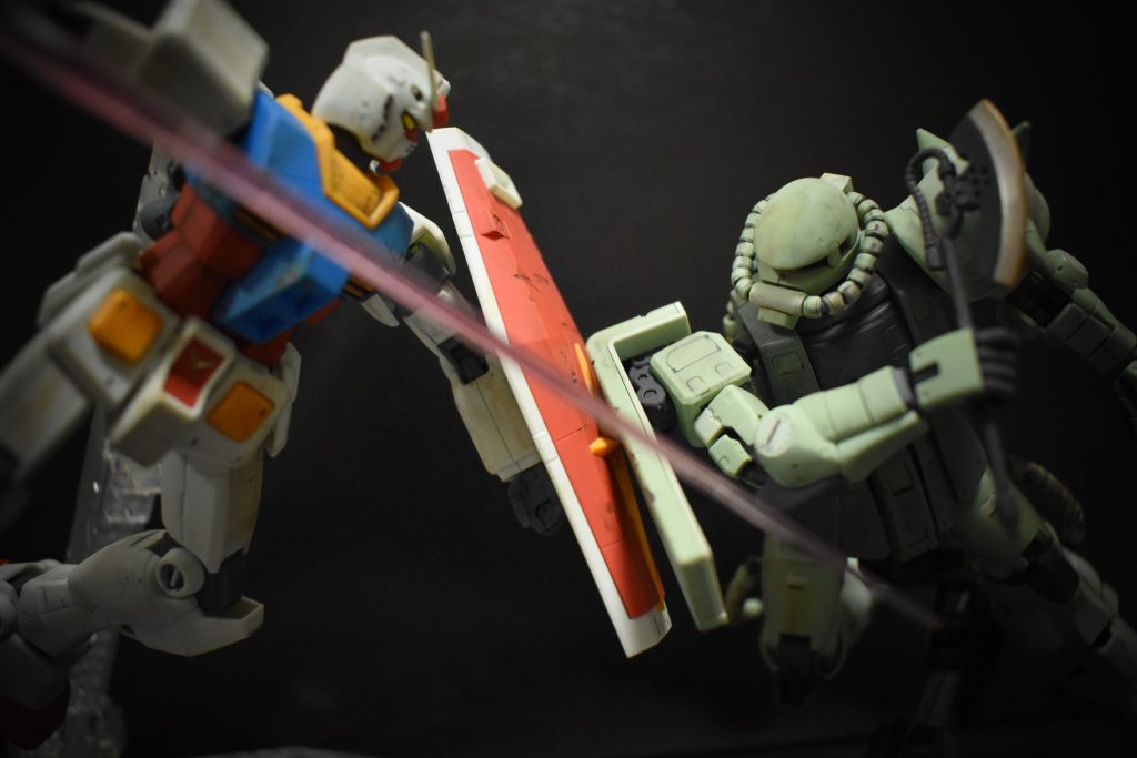 某ゲームの5周年記念イラストを再現したく、ガンダムとザクを作ってましたw(そのイラストでは高機動型ザクでしたが...)