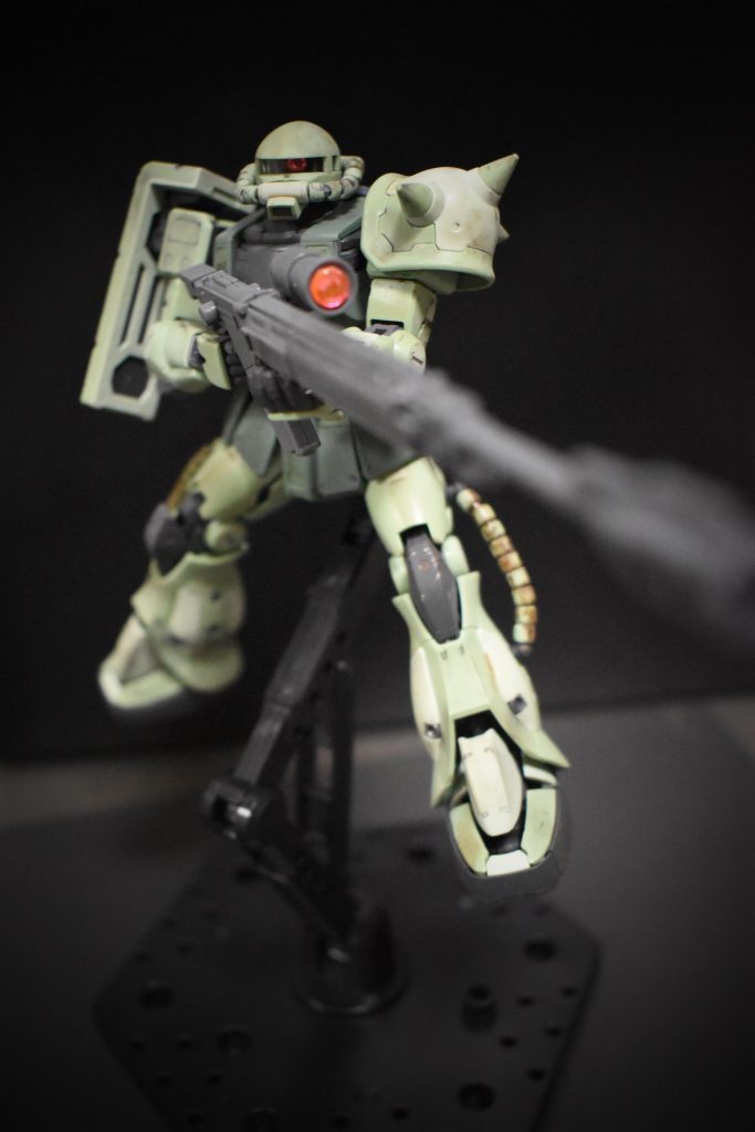 余談ですが、RGザクにHGオリジンのザクについている対艦ライフルが無改造で持たせることができました。