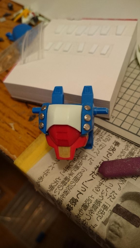 胸のモールドは削り落としてメタルパーツに変えてます