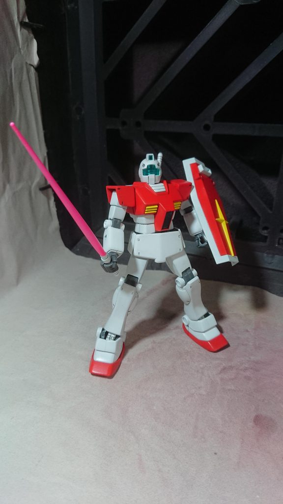 ビームサーベルは今どきのクリアパーツではなく、ホワイト1パーツだったので、蛍光ピンクで塗装。