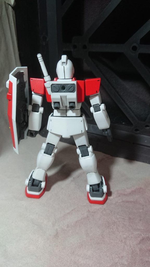 シールドの裏側やランドセル、足首もマスキングでグレー塗装し分けています。こういった細かいところで完成度が上がると思っています。