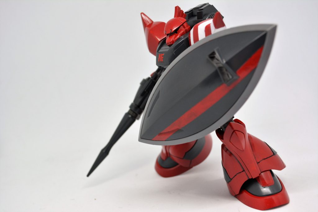 ポーズ１

シールドにはアクセントで赤いラインを引きました。