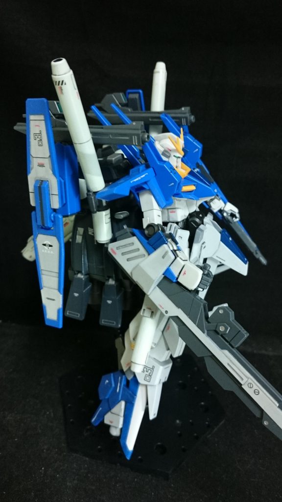 塗装は下半身をMSホワイトスプレー。
赤い成形色の部分はエナメルブルーを筆塗り。
その他は成形色のままです。