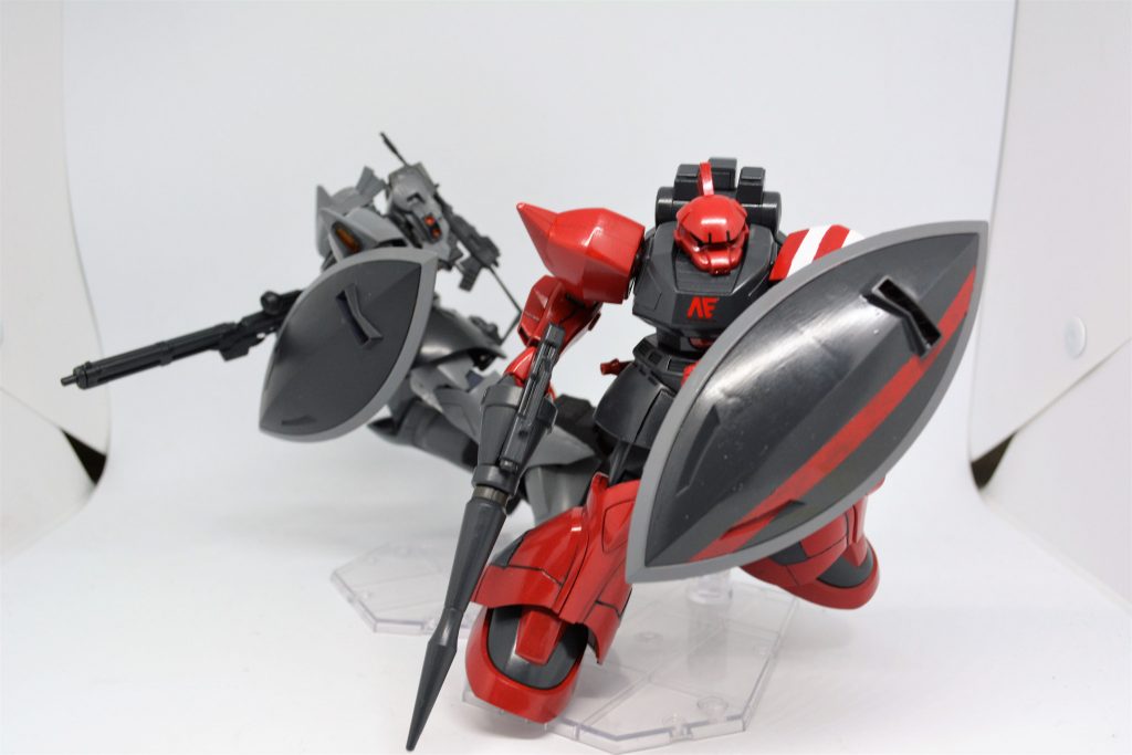 小話


「ようこそ、アナハイムへ」
そう声を掛けたのは連邦兵に絡まれていたところを助けてくれた、デビットさんだった。
彼は元ジオン兵で今はアナハイムでテストパイロットをしているらしい。
ジオン時代に父のゲルググ―灰色のゲルググ―と共に戦場を駆けていたそうだ。
「デビットさん、父の事を教えてください？」
「ん？君の親父さんは知らないが、この灰色のゲルググについては教えてあげられる。こいつは背中を合わせて戦った中だからな。」
「……じゃあ、このゲルググのパイロットってどんな人だったんですか？」
「そうだな…この灰色のゲルググと同じようにひたすら真っ直ぐ突っ走ったと思ったら急に向きを変えるような奴だったよ。おかげで振り回されてばかりだったな。」
俺の知っている親父の面影と違う回答が返ってきた。
デビットさんが思い描く「彼」と「父」は別人なのだろうか？それとも…