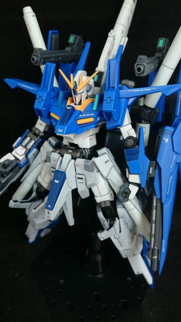 お腹を延長&後ろに配置しましたが、隙間があいてしまったのでZZⅡの余剰パーツで隠しました