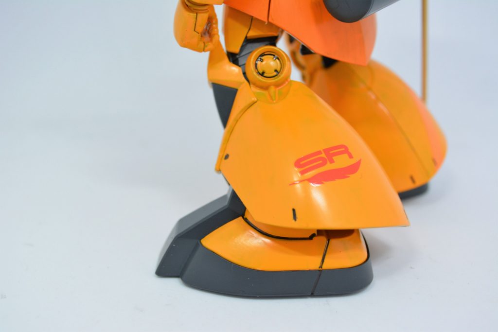 左足にはステッカーを貼っています。