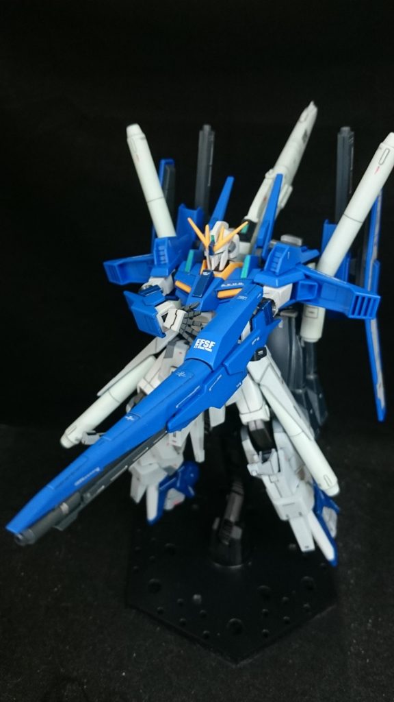 ZZⅡのセンターHMキャノンはネオジム磁石で左腕に固定可能にして、さらに手首に取り付けることも可能。