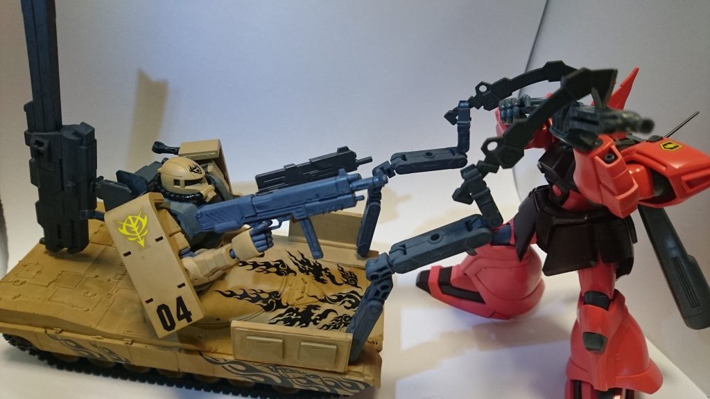 近接戦闘用のサブアームもついてます。