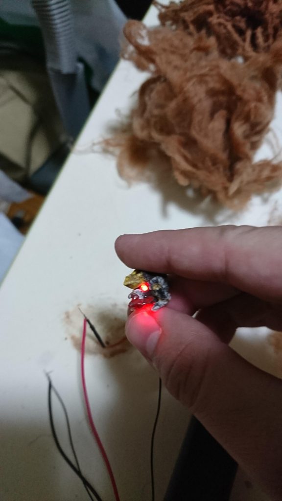 目はわざと穴を空けるだけにして壊れている眼光を表現しました