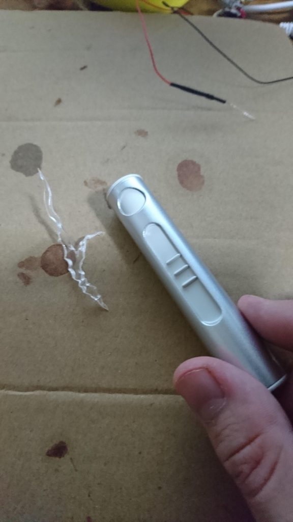 プラ板を溶かしてエフェクトを作っている人がいたので自分でも試してみたらうまくいきました 正直自分でも驚いてます