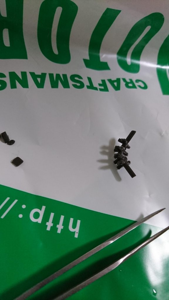 グレイズの頭部についている脊髄のパーツはランナーを細かくして瞬間で繋げました