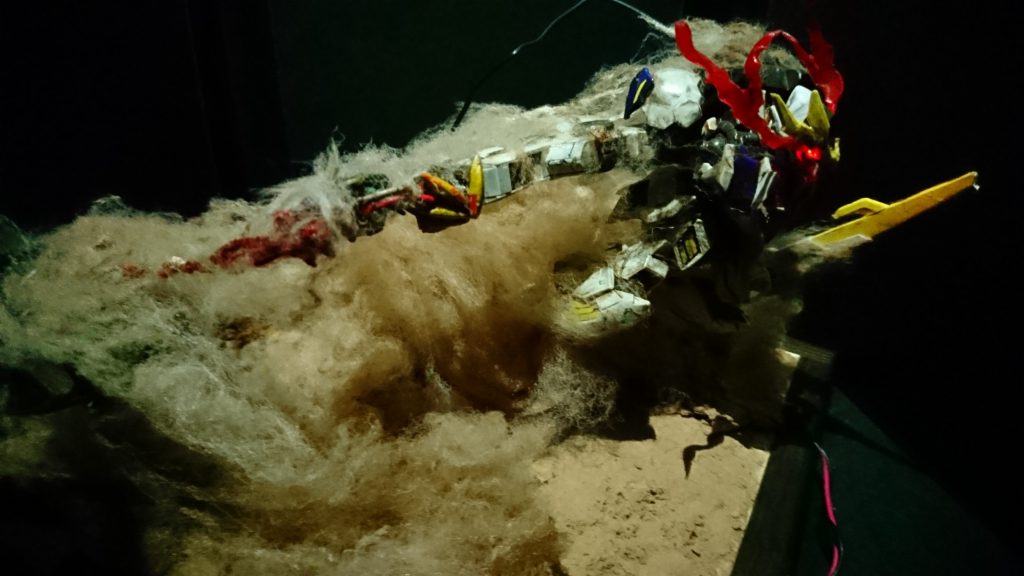 グレイズの頭部は脊髄のようなパーツと配線とコックピットが繋がっており、投げ飛ばした本体との間に血痕のように飛び散ったオイルを表現しています