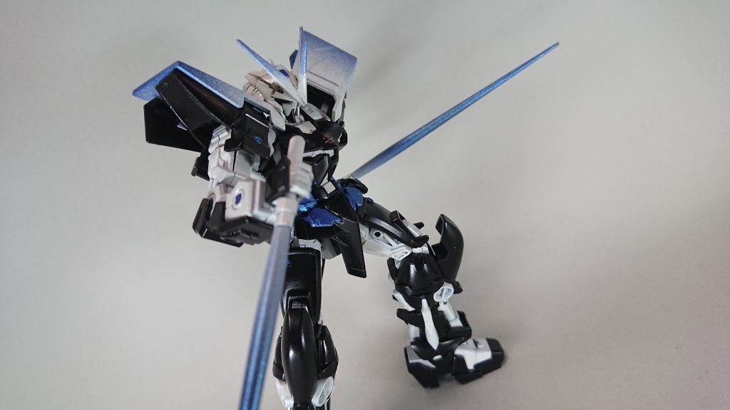 専用のビームサーベル。
『やっぱり私は<青>よね♪』