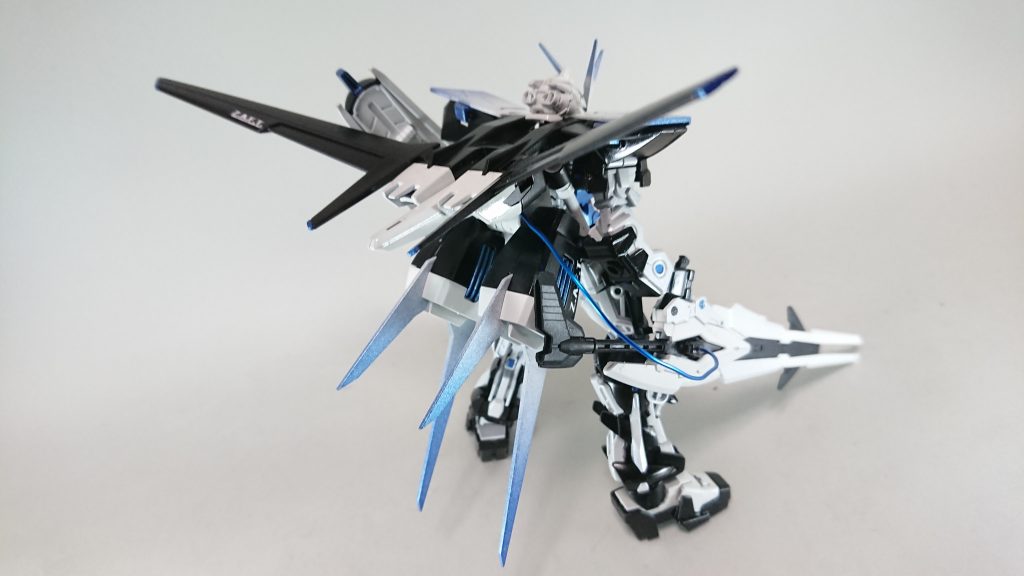 ストライカーの名前は『翼』
高火力射撃武器である『白撃』と、ビームサーベルが2本装備されている。
『これが私のアストレイ。しっかりと援護させてもらうわ。』