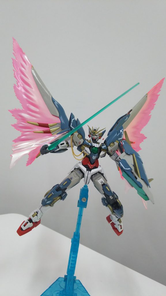 翼はエアブラシで、内側はガイアノーツプリズムブルーグリーン、外側はプリズムパープルグリーンで薄いですが、コントラストをつけてみました。肩のビームカーテンはプリズムブルーグリーン一色です。