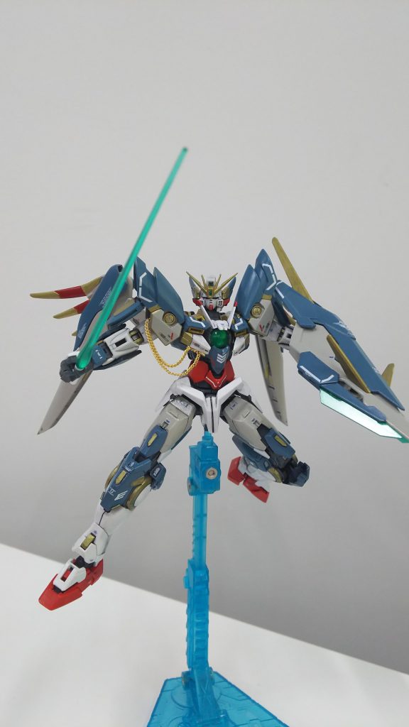 翼収束時。主な色はタミヤインターミディエイトブルー。前回よりゴールドとレッドの割合を増やしました。