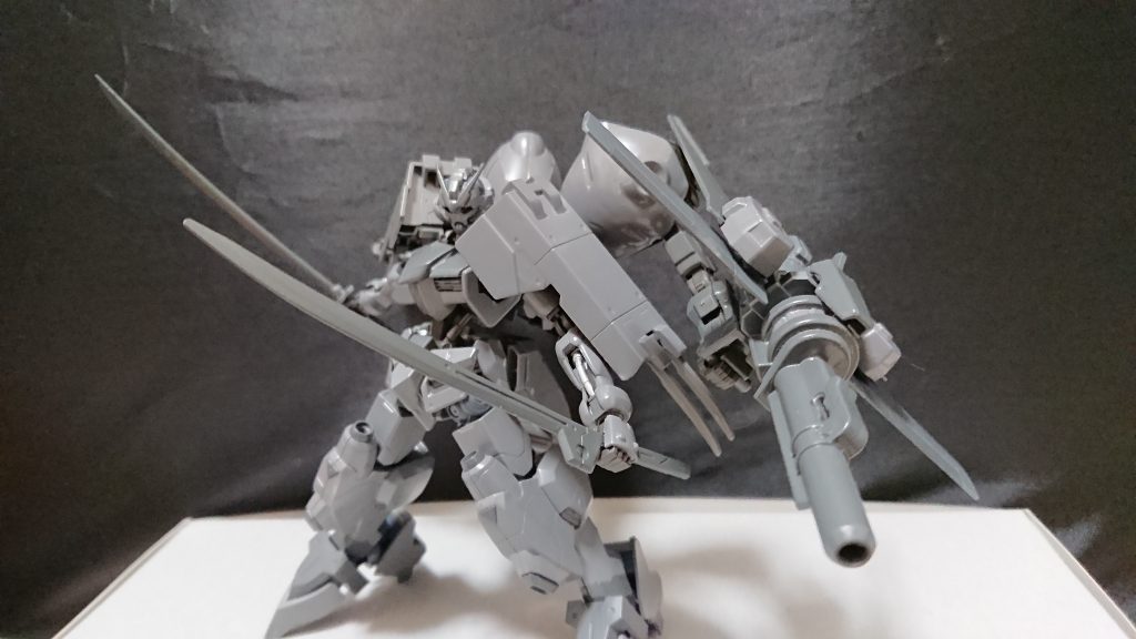 追尾性特殊鉄甲弾装填砲は名前の通り発射すれば鉄甲弾が狙ったもの追尾し突き刺す。
刺さらなくとも数秒粘着し熱を溜め爆発する、熱を溜め始めた鉄甲弾を手なんかで取ろうとすると鉄甲弾に手が引っ付き状況を悪化させる。
同じナノラミネートアーマーを装着してる機体に発射し攻撃を当てても大したダメージは期待出来ないだろう。