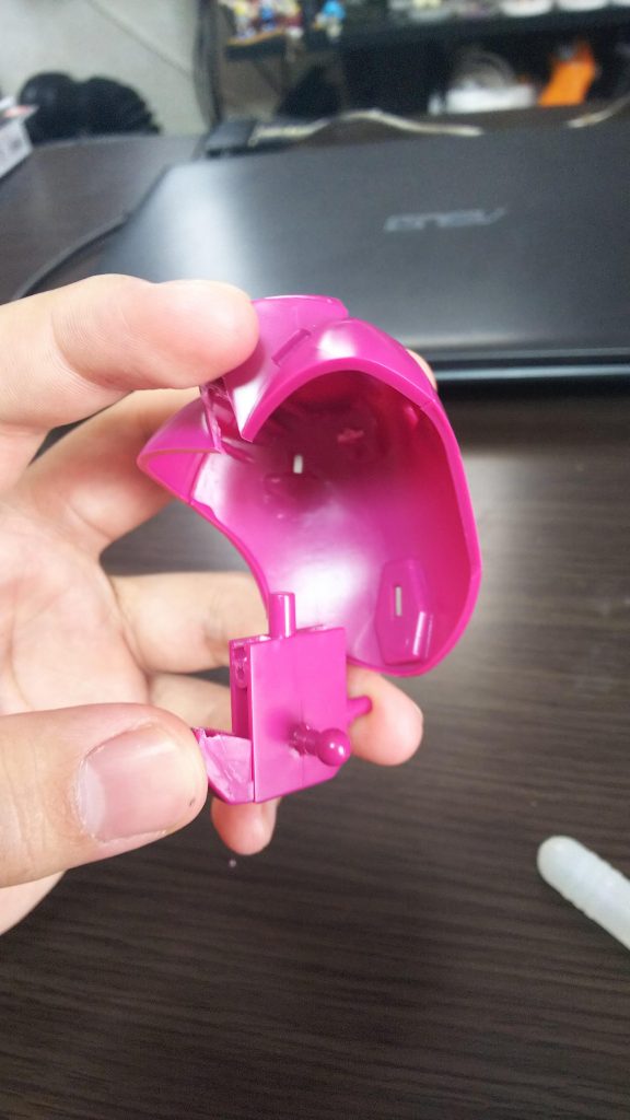 スカートの裏打ちとスカートの合わせ目消しをするためにスカートと腰部分を分割しました。
これのおかげで制作中のプロポーション確認の時に足を外す時に股関節を折らずに済みました。