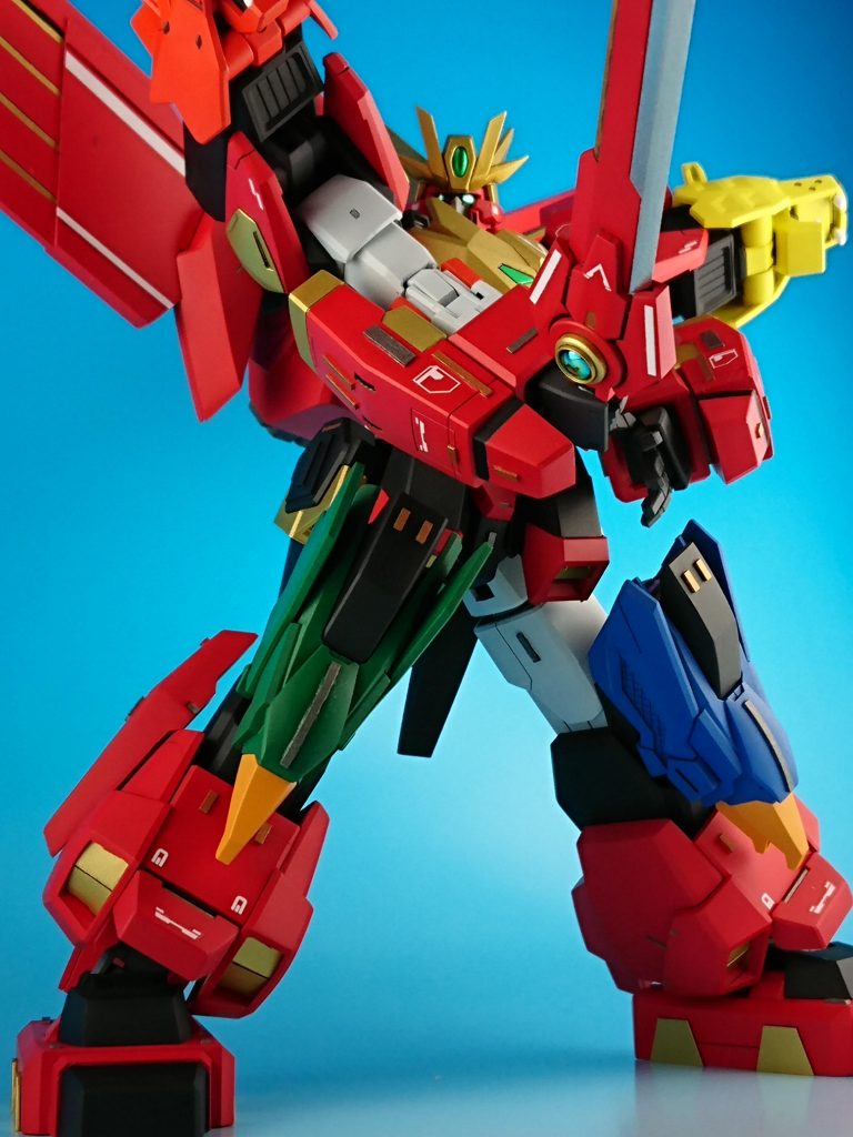 肩関節が3ミリ軸で接続するタイプなんでボールデンアームズのジョイントに付け替えれば剣の両手持ちも可能です