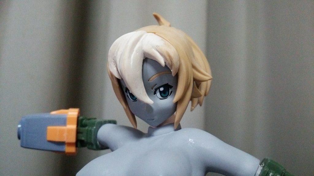 ジオングの頭部モニタースリットをイメージした髪型に整形。