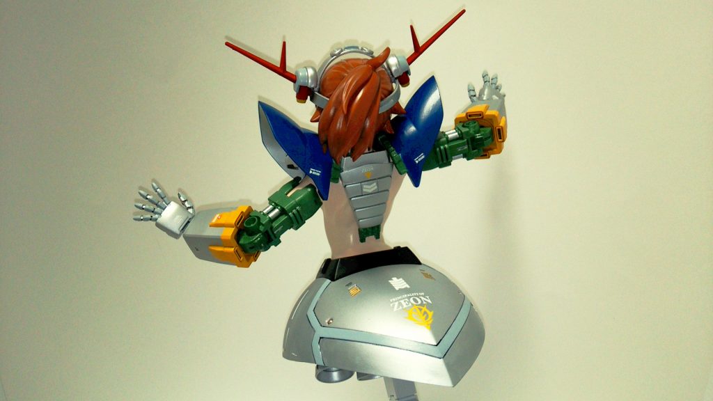 背面。腰のスカート部分は少しディティールアップ。