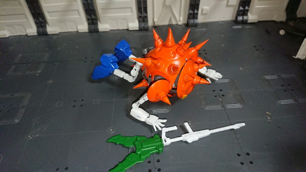 コミカルなポーズも