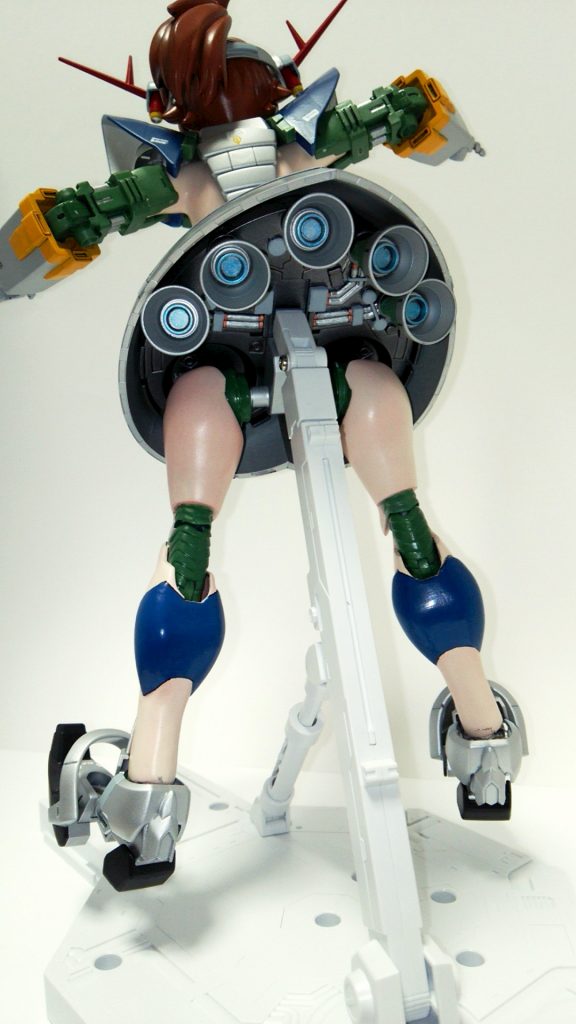 スカートの裏側(笑)バーニア部分に足を付け替えできます。足首はキマリストルーパーから。