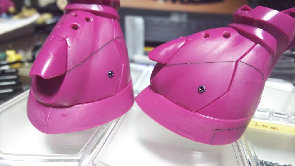 ふくらはぎ部分の姿勢制御用バーニアをくり抜いてビーズを埋め込みました。
また筋彫りを施してそこを境に薄い紫と濃い紫で塗装しました。