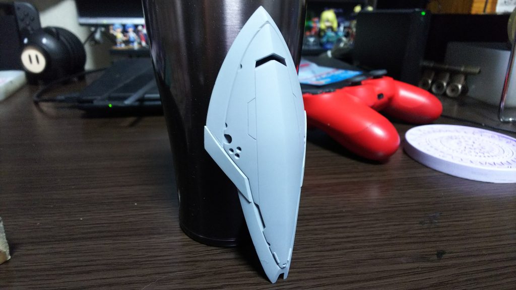 全体的にのっぺりしていたので筋彫りを施し、盾の一部にプラ板を貼って形状を若干変えました。もともとは筋彫りだけだったのですが、物足りなかったのでプラ板を貼りました。