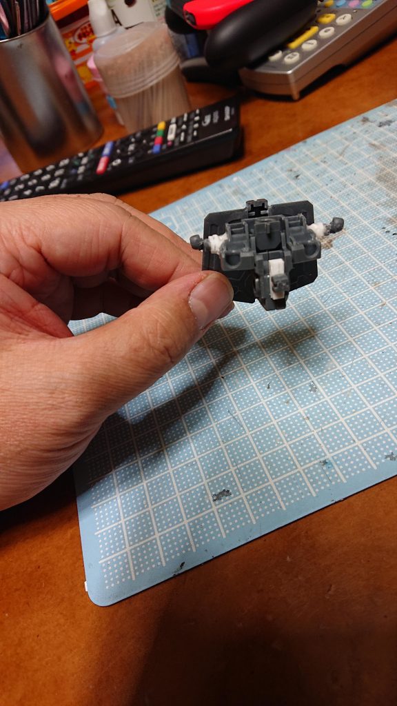 腰のフレームをホビージャパンの作例を参考にいじってます。腰の外装のバランスをチェンジしてます。