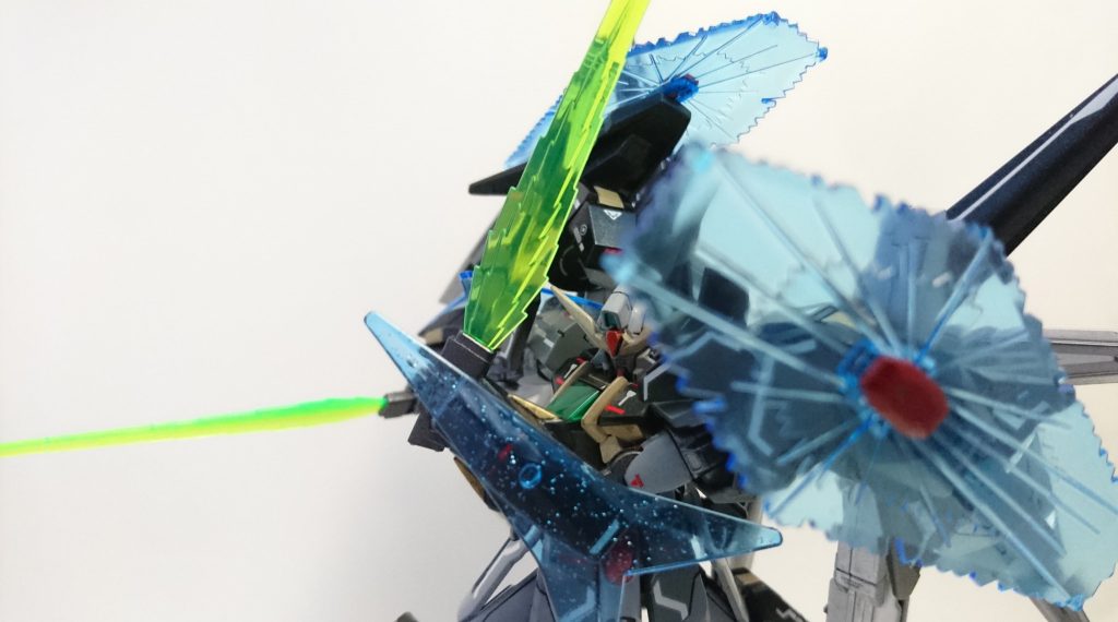 サテライトキャノン使用時の邪魔にならないよう実体盾持ちではなくビームシールドを展開するイメージです。