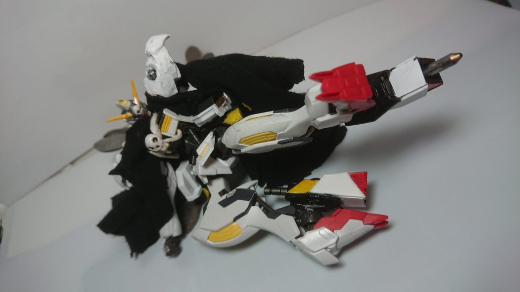 かかとにパイルバンカーを仕込んでいます。阿頼耶識システムによる柔軟な動きもあって蹴りなども積極的に行っていきます。