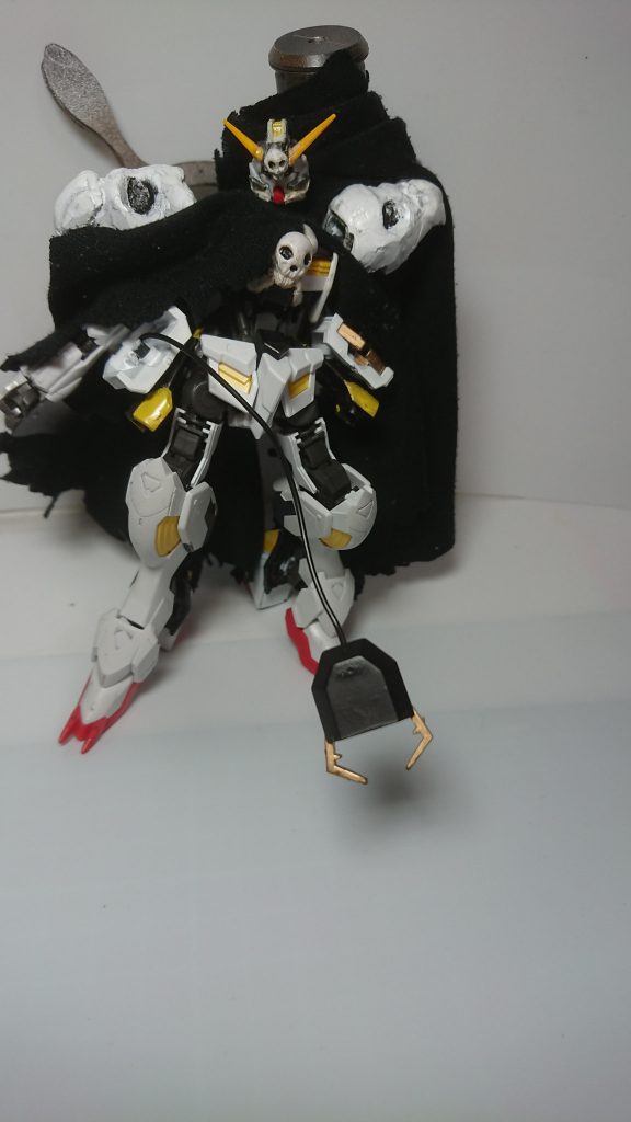 サイドスカートにはシザーアンカーを装備しています。
発射する時、向きを変えられます。