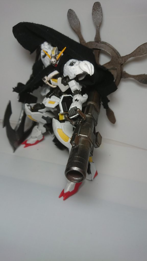 左腕には大砲を装備。
普段はマントで隠しています。
威力は高いですが弾数は精々1～2発くらい。
奥の手です。