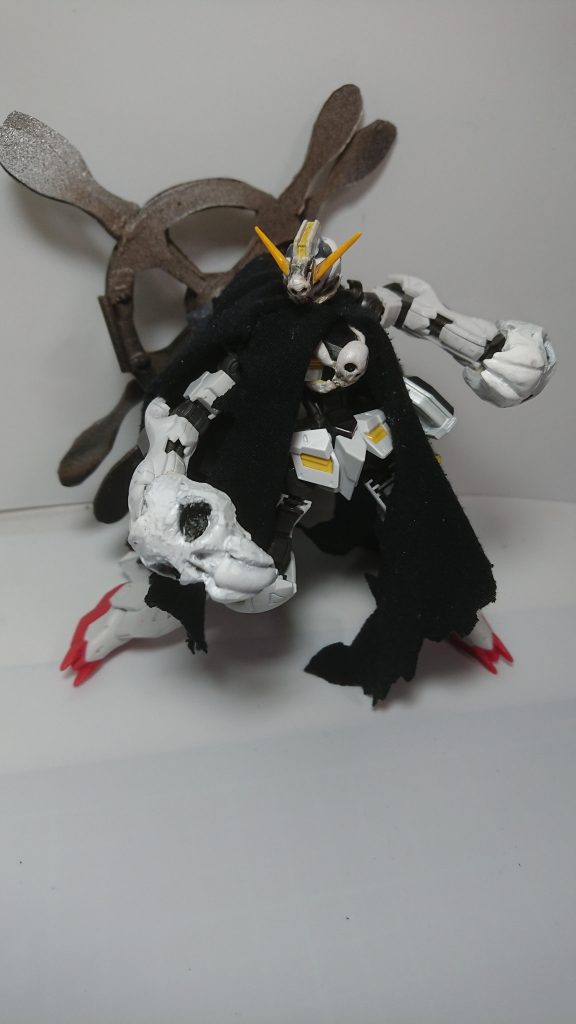 肩のドクロは外してナックル+鉤爪になります。