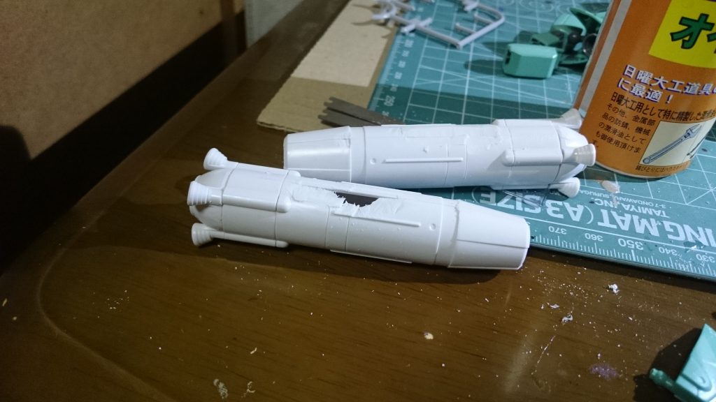 大☆失☆敗
余白残してカットしてそこからヤスリ調整だよヴァカ!! 
しょうがないので穴を隠す形で3mm受け軸やマーキングシールなどを貼って誤魔化しました