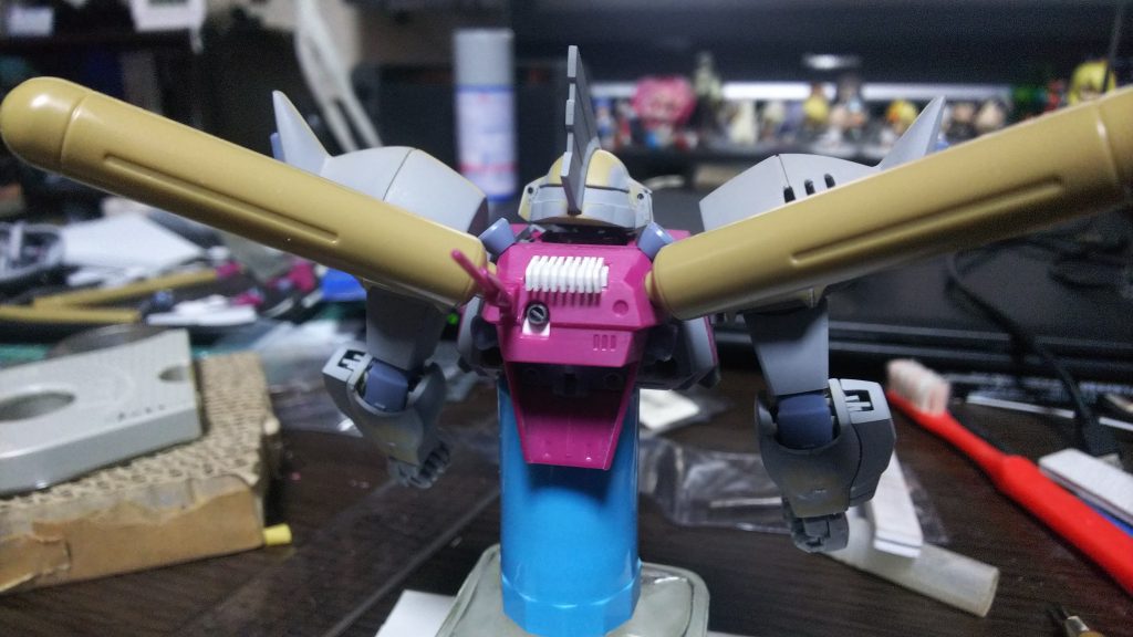 今回の作品でかなり気になっているヒートシンクです。
バックパック上部をくり抜いて、そこにヒートシンクを取り付けました。
つや消しのボディにヒートシンクが輝いてるのが最高です。