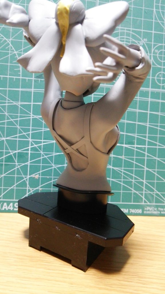 ワンピースのひもはプラシートで再現。