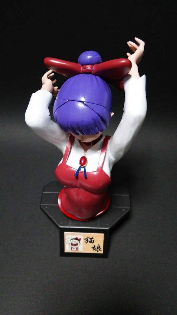 パテとプラ板でブローチなどの小物も再現。