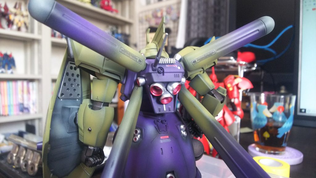 プロペラントタンクのグラデーション塗装。
もともとは説明書に従ってグレーに塗装しようと思っていましたが、シーマ機専用にプロペラントを追加したということで、プロペラントタンクも機体に合わせたカラーリングにしてみました。
今回は様々な初挑戦を詰め込んだ非常に勉強になる作品となりました。
友人から貰った当時は改造技術がほとんど無く、自分に技術がついてきたら作ろうと思い今まで手をつけていませんでした。
今こうして自分の満足出来る作品として完成することが出来て本当に嬉しいです。これからもガンプラで色んなことに挑戦していきたいです。