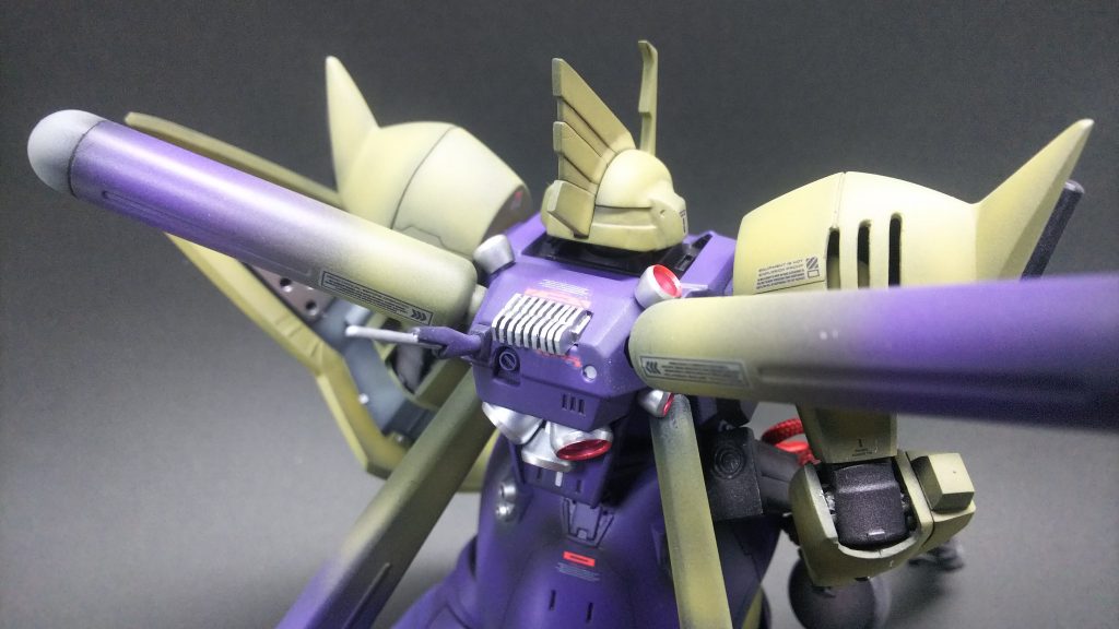 ヒートシンクの追加。
初しいたけモールドです。
小さなバックパックに7つもバーニアが付いているので排熱機構として大きなヒートシンクがあった方がそれらしいと思い付けました。
何より格好良い…!