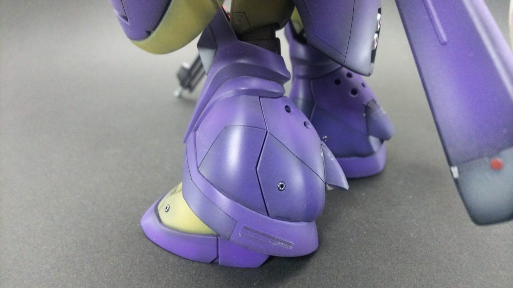 脚にも筋彫りと色を変えての塗装をしました。
後ろの姿勢制御用バーニア(らしきもの)を手芸店で購入した2mmのビーズに置き換えました。この加工は腕や腰のバーニアにも施しています。