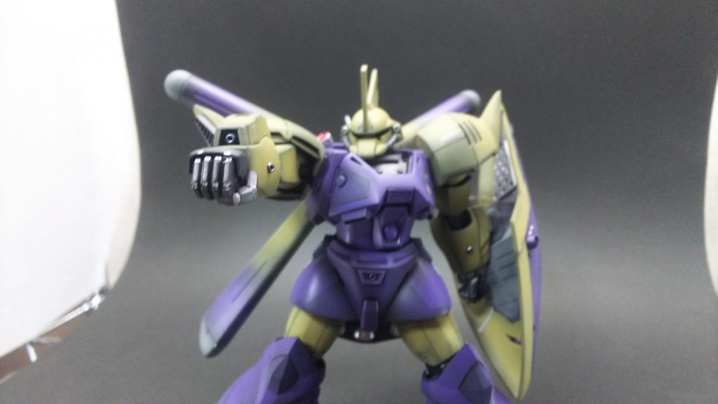 腕の110mm速射砲とバーニアもビーズに置き換えました。
ここの合わせ目消しとバーニアの置き換えにかなり苦労しました。