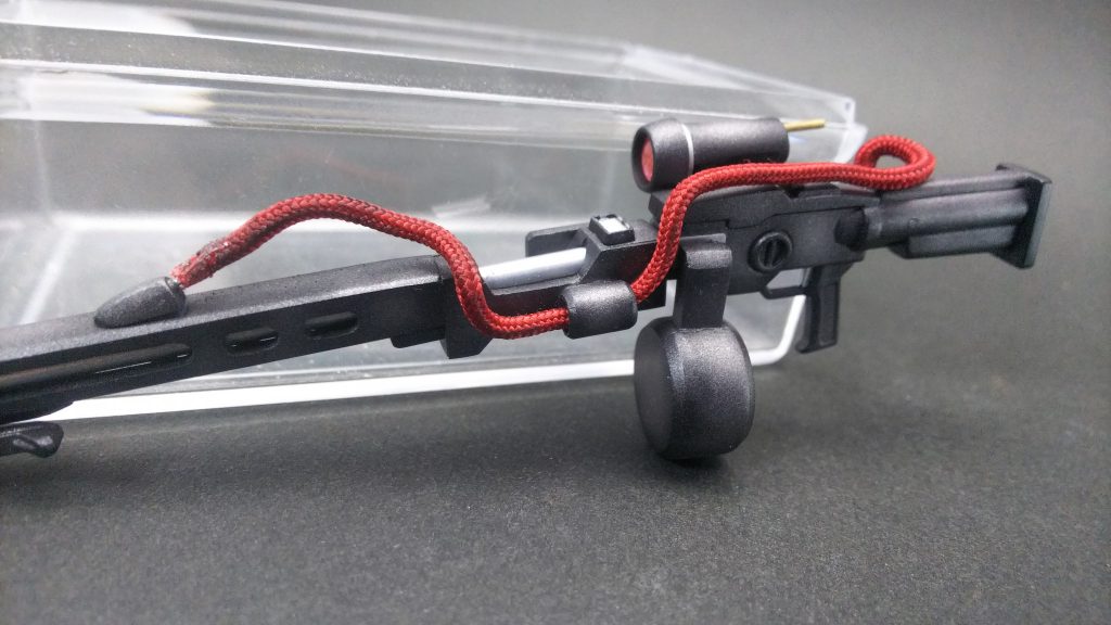 赤いエネルギーチューブ的なものはハイキューパーツさんのメッシュワイヤーレッドを使用しました。これも制作の際に初めて使ったものです。
サイトにはWAVEさんのHアイズを使用しています。取り付ける前に裏をMr.カラーのシャインシルバーで塗ることでキラキラさせてます。頭部のモノアイも同じように加工しています。