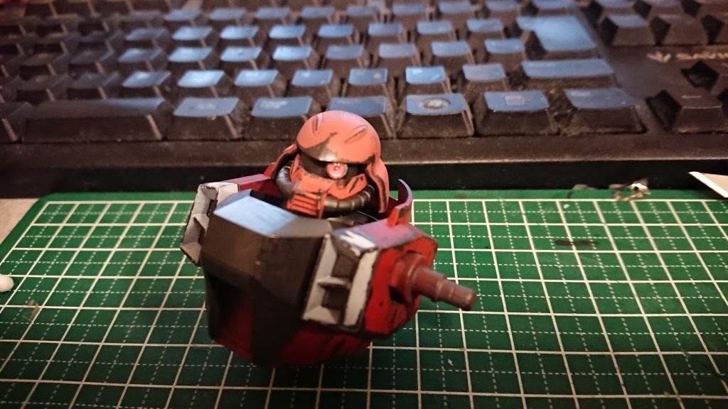 お目目はHアイズに。メットが引っ掛かるので削りました。