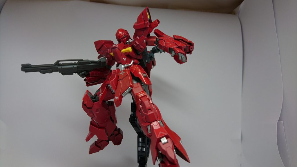 シナンジュスタインの頭部を装備した軽装型も存在する。この状態でも持ち前の機動性は健在で、火力や防御力は落ちているがかえって身軽になったとも言える。