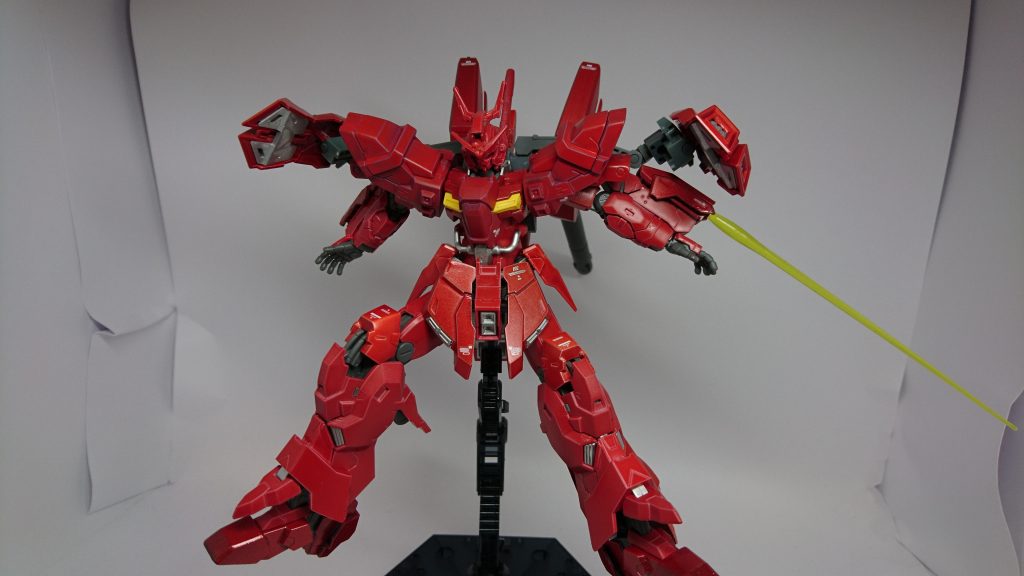 スラスターを前面に展開させたりとフレキシブルに稼働する。フルバーニアンのような使用方法も可能。