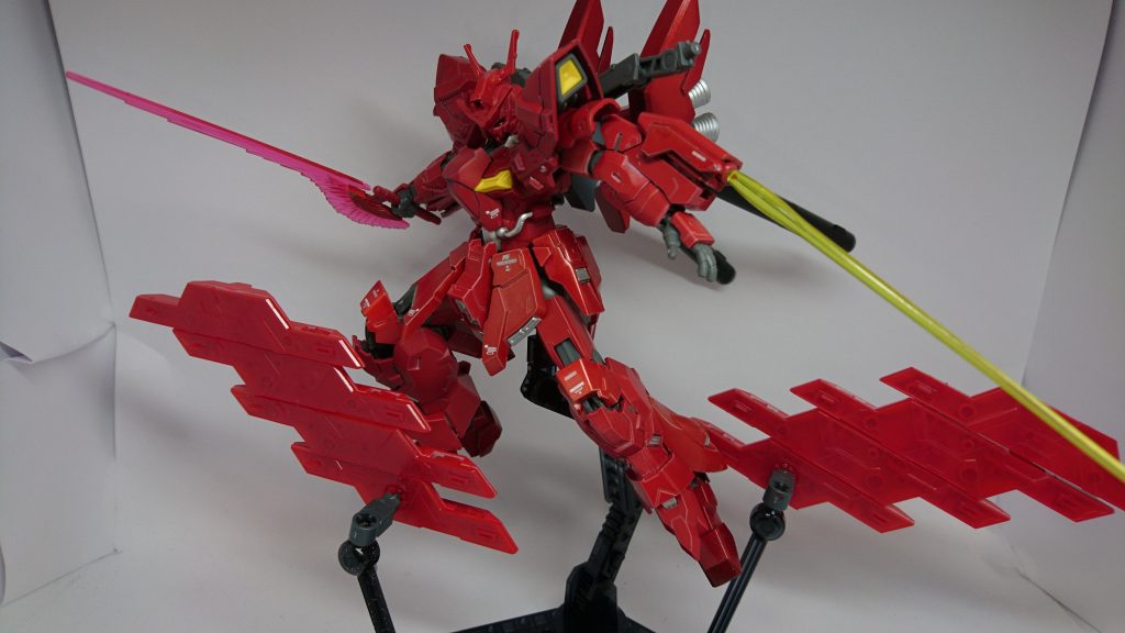 分離させてファンネルのようにも使用できる。しかし、武装は内蔵してないので突撃させての運用となる。