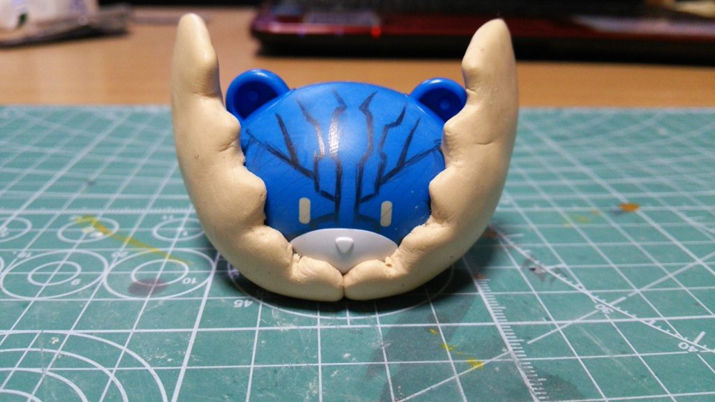 顔のラインのイメージとワニ口のパテ盛り。