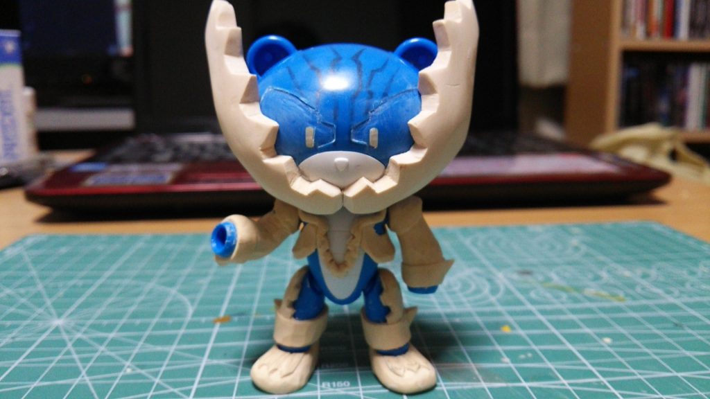 全身のパテ盛りとスタイル確認。ゴーグル部分は一段削り落としています。